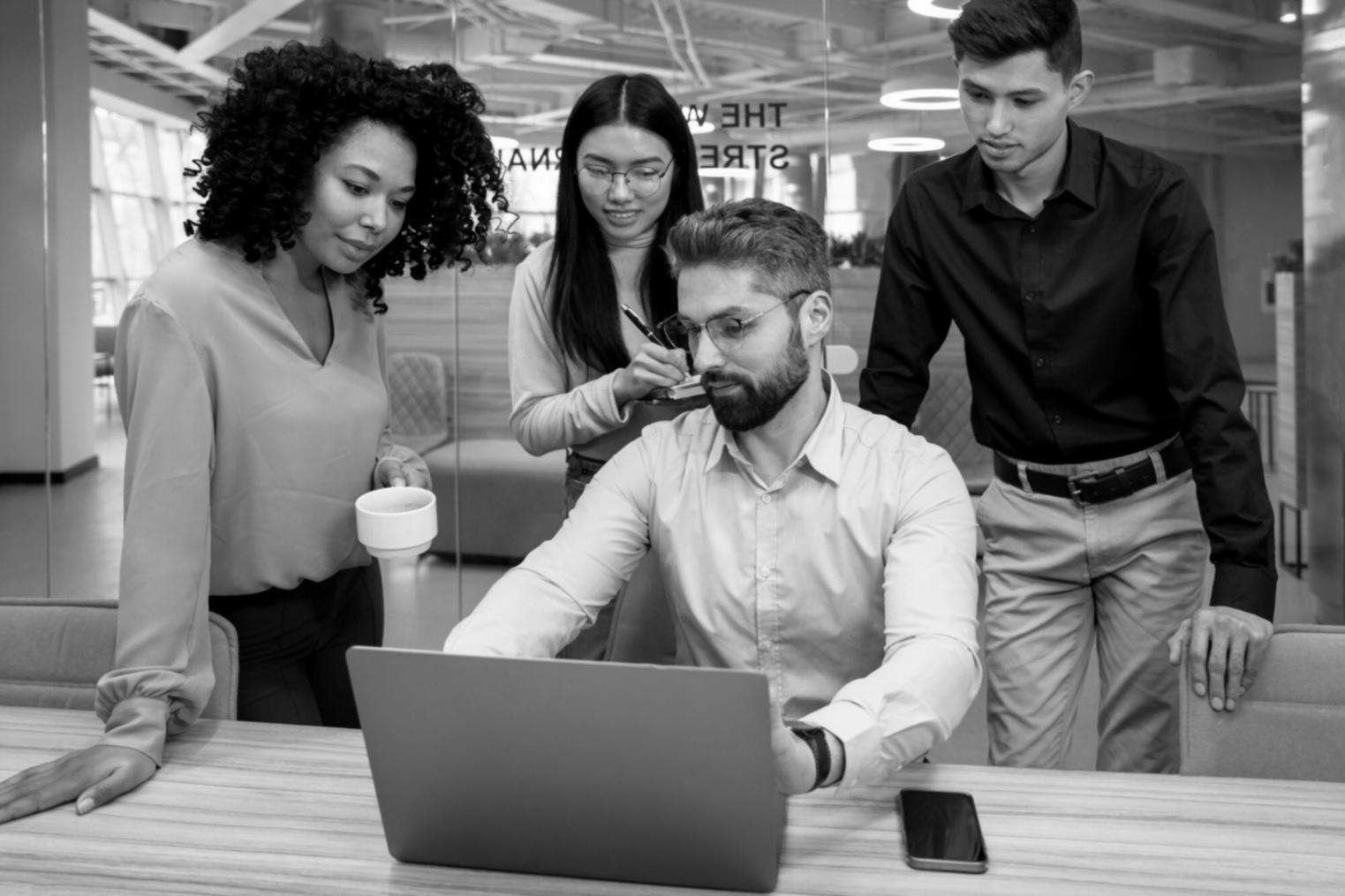 Documentos y análisis de gastos mensuales organizados sistemáticamente